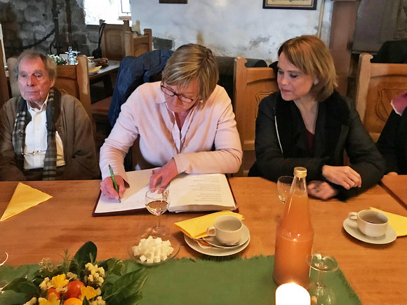 Schlösser und Gärten Finanzministerin besucht die Hochburg Emmendingen Finanzministerin Edith Sitzmann (Mitte) trägt sich ins Gästebuch ein.