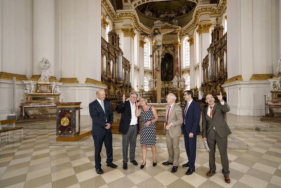 Schlösser und Gärten Sitzmann besucht Schloss Urach und Kloster Wiblingen Schlösserreise 2017 - Kloster Wiblingen. Im Bild v.l.n.r.: Karl-Heinz Tomaschko (Direktor Akademie Gesundheitsberufe), Pfarrer Ulrich Kloos, Finanzministerin Edith Sitzmann, Wilmuth Lindenthal (leitender Baudirektor), Martin Bendel (1.Bürgermeister Stadt Ul.m) und Michael Hörrmann (Geschäftsführer SSG).