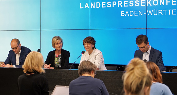 Finanzstaatssekretärin Gisela Splett (2.v.r.) und Raphaela Sonnentag, Stellvertreterin der Direktorin des Landesbetriebs Vermögen und Bau Baden Württemberg (2.v.l.), stellen den Geschäftsbericht 2017 der Staatlichen Vermögens- und Hochbauverwaltung in Stuttgart vor.