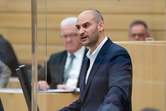 Haushalt Einbringung des Haushalts 2022 Finanzminister Dr. Danyal Bayaz bringt den Haushalt 2022 ins Parlament ein.