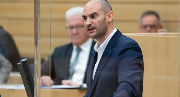 Finanzminister Dr. Danyal Bayaz bringt den Haushalt 2022 ins Parlament ein.