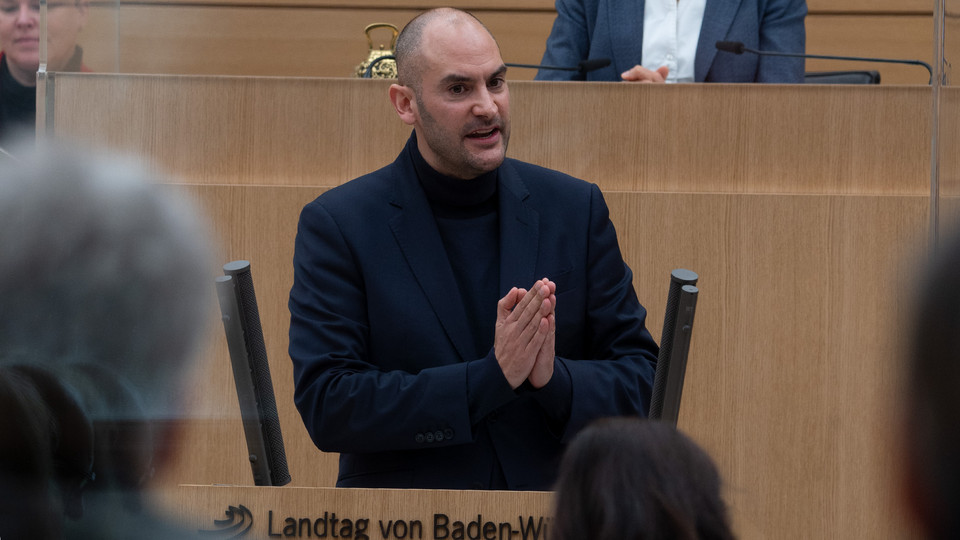 Finanzminister Dr. Danyal Bayaz hält seine Rede zur Verabschiedung des Doppelhaushalts