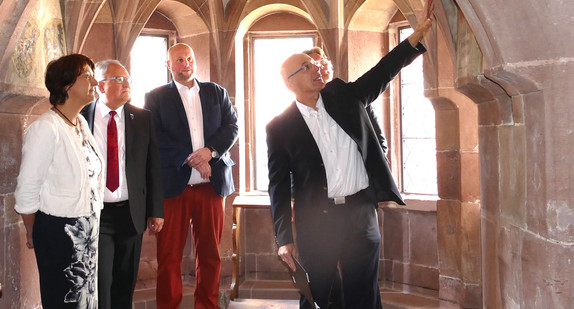 Staatssekretärin Gisela Splett (links) beim Rundgang im Kloster Alpirsbach