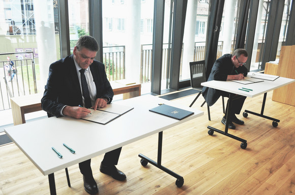 Kulturliegenschaften Vertragsunterzeichnung ehemaliges Augustinerchorherrenstift Bürgermeister Andreas Schmid mit Pfarrer Stefan Hutterer