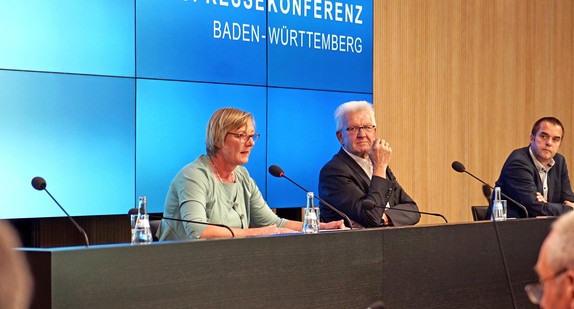 Finanzministerin Edith Sitzmann und Ministerpräsident Winfried Kretschmann bei der Regierungspressekonferenz