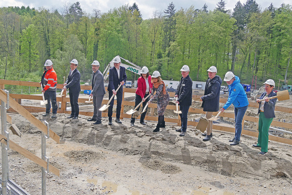 Spatenstich (von links nach rechts): Hanspeter Arnold (Joos Umwelttechnik), Dr. Benjamin Remmler (Architekturbüro Nickl & Partner), Ministerialdirigent Stefan Landerer, Oberbürgermeister Uli Burchardt, Staatssekretärin Gisela Splett, Rektorin Prof. Dr. Katharina Holzinger, Leitender Baudirektor Thomas Steier (Vermögen und Bau, Amt Konstanz), Bürgermeister Karl Langensteiner-Schönborn, Jens Apitz (Kanzler der Universität Konstanz), Doris Dietzen (Vermögen und Bau, Amt Konstanz)