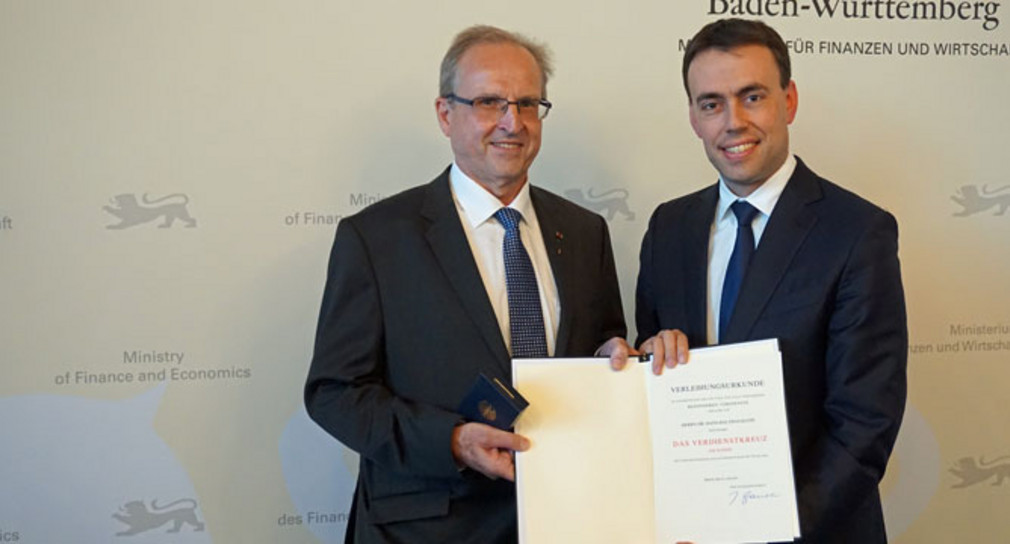 Auszeichnung Bundesverdienstkreuz für Dr. Hans-Balthas Klein aus Stuttgart Finanz- und Wirtschaftsminister Dr. Nils Schmid überreicht den Verdienstorden am Bande der Bundesrepublik Deutschland an Dr. Hans-Baltas Klein.