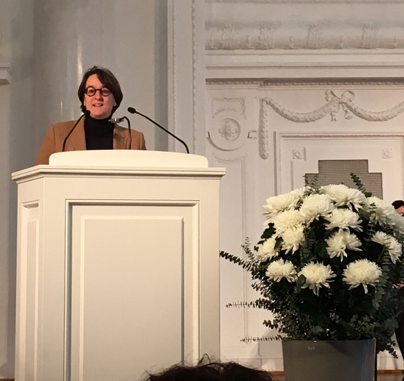 Grußwort Fachkongress „Medizinische Versorgung von Gewaltopfern in Baden-Württemberg“ Prof. Dr. Kathrin Yen steht an Redepult vor Publikum