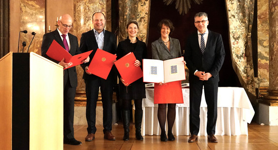 Staatssekretärin Gisela Splett bei der Präsentation der Sonderbriefmarke Schloss Ludwigsburg.