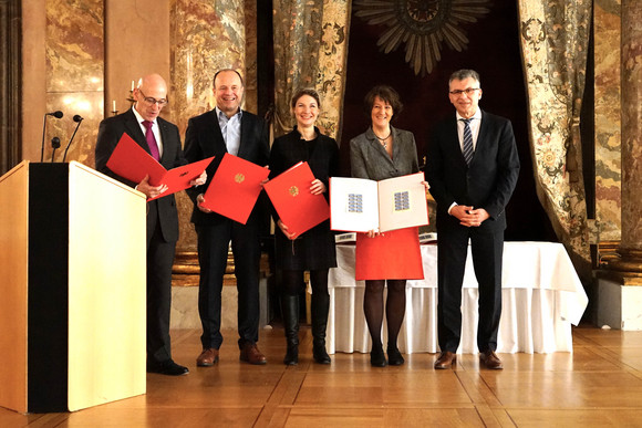 Staatssekretärin Gisela Splett bei der Präsentation der Sonderbriefmarke Schloss Ludwigsburg.