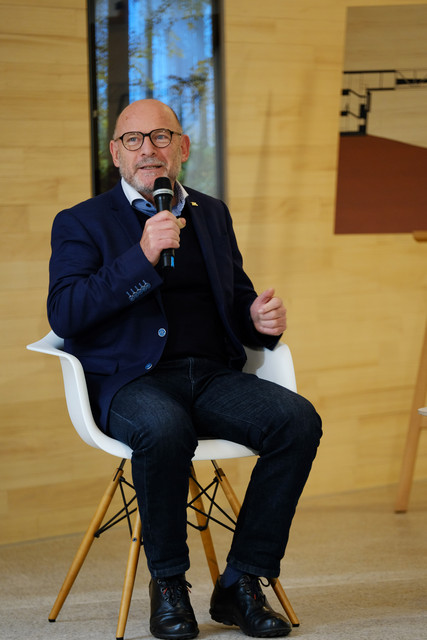 Verkehrsminister Winfried Hermann spricht während der Talkrunde / Foto: Achim Birnbaum