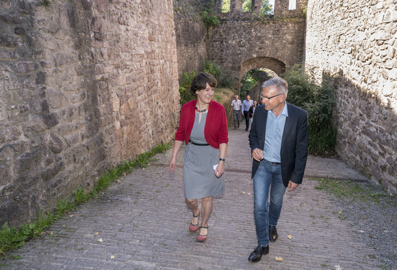 Burgen Splett besucht Burg Alt-Eberstein, Altes Schloss Hohenbaden und Yburg Schlösserreise 2017 - Altes Schloss Hohenbaden. Im Bild v.l.n.r.: Gisela Splett (Staatssekretärin Ministerium für Finanzen BW) und Alexander Uhlig (1. Bürgermeister Baden-Baden).