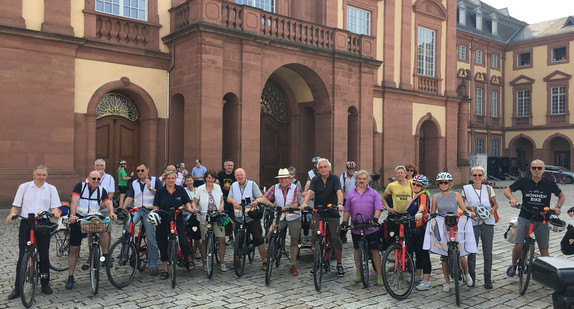Finanzstaatssekretärin Gisela Splett auf Schlösser-Radtour