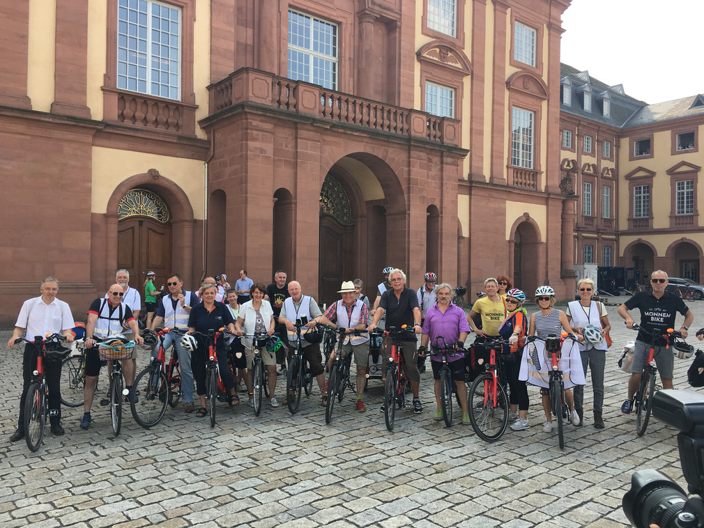 Finanzstaatssekretärin Gisela Splett auf Schlösser-Radtour