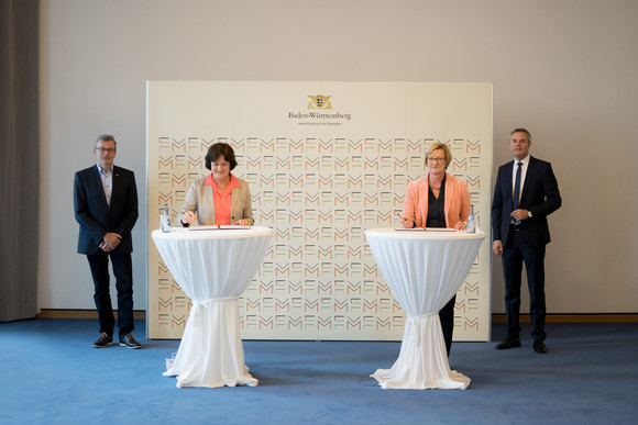 Bei der Vertragsunterzeichnung. Von links nach rechts: Hans-Peter Behrens MdL, Margret Mergen, Oberbürgermeisterin der Stadt Baden-Baden, Finanzministerin Edith Sitzmann, Tobias Wald MdL / Foto: Ministerium für Finanzen Baden-Württemberg