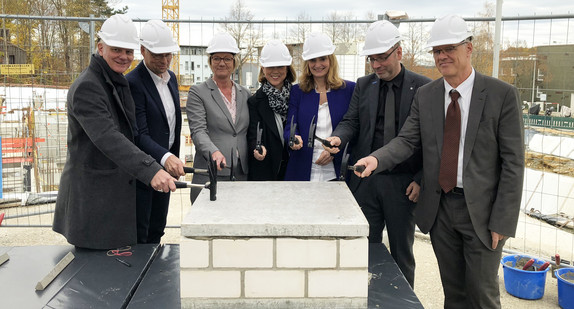 Finanzministerin Edith Sitzmann (3.v.l.) legte zusammen u.a. mit Wissenschaftsstaatssekretärin Petra Olschowski (4.v.l.) den Grundstein für den Neubau des Zentrums für Angewandte Quantentechnologie.
