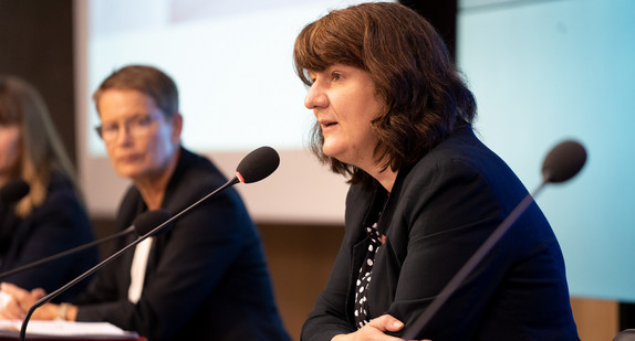 Staatssekretärin Gisela Splett und Annette Ipach-Öhmann, von Vermögen und Bau Baden-Württemberg, stellen die Jahresbilanz der Vermögens- und Hochbauverwaltung für 2020 vor.