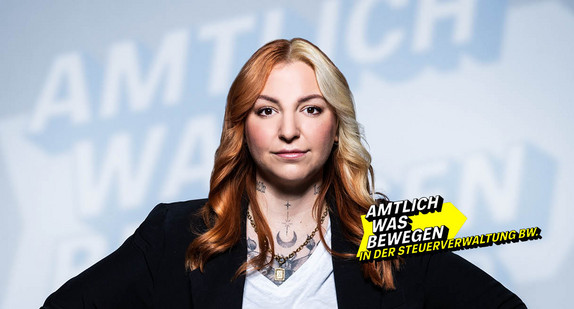 Professionelle Frau mit tatkräftiger Ausstrahlung für die Steuerverwaltung BW.