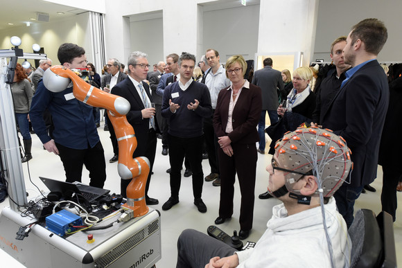 Finanzministerin Edith Sitzmann bei der Grundsteinlegung für das neue Forschungsgebäude „Institute for Machine-Brain Interfacing Technology“ (IMBIT) der Universität Freiburg.