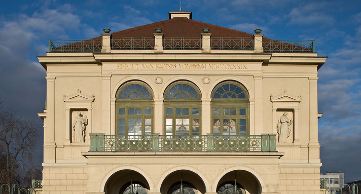 Historische Fassade des Wilhelma-Theaters in Stuttgart mit reich verziertem Eingangsbereich.