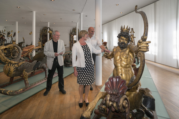 Schlösser und Gärten Sitzmann besucht Schloss Urach und Kloster Wiblingen Schlösserreise 2017 - Residenzschloss Bad Urach. Im Bild v.l.n.r.: Bernd Selbmann (Leitender Baudirektor Vermögen und Bau BW), Finanzministerin Edith Sitzmann und Karl-Wilhelm Röhm.