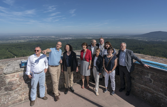 Burgen Splett besucht Burg Alt-Eberstein, Altes Schloss Hohenbaden und Yburg Schlösserreise 2017 - Burg Alt-Eberstein. Im Bild v.l.n.r.: Alfred Ernst (Vermögen und Bau BW), Steffen Ratzel (Regierungsdirektor Bäder-und Kurverwaltung BW), Pia Riegelt-Matt (Leitende Baudirektorin Vermögen und Bau BW), Gisela Splett (Staatssekretärin Ministerium für Finanzen BW), Andreas Falz (Geschäftsführer SSG), Annette Ipach-Öhmann (Direktorin Vermögen und Bau BW), Ralf Wagner (Konservator), Beate Böhlen (MdL-DIE GRÜNEN), Katja Frank (Ortschaftsrat Ebersteinburg) und Bernhard Gieß (Ministerialrat Ministerium für Finanzen BW) auf dem Turm der Burg Alt-Eberstein.