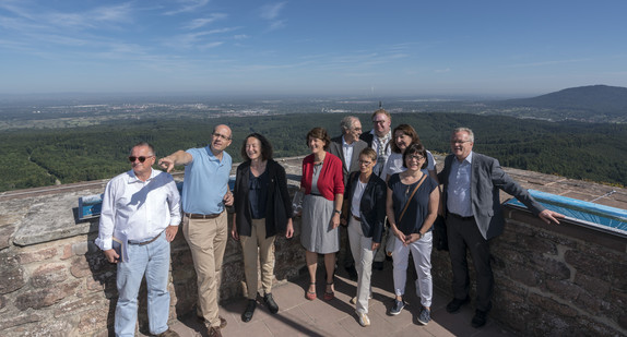 Schlösserreise 2017 - Burg Alt-Eberstein.  Im Bild v.l.n.r.: Alfred Ernst (Vermögen und Bau BW), Steffen Ratzel (Regierungsdirektor Bäder-und Kurverwaltung BW), Pia Riegelt-Matt (Leitende Baudirektorin Vermögen und Bau BW), Gisela Splett (Staatssekretärin Ministerium für Finanzen BW), Andreas Falz (Geschäftsführer SSG), Annette Ipach-Öhmann (Direktorin Vermögen und Bau BW), Ralf Wagner (Konservator), Beate Böhlen (MdL-DIE GRÜNEN), Katja Frank (Ortschaftsrat Ebersteinburg) und Bernhard Gieß (Ministerialrat Ministerium für Finanzen BW) auf dem Turm der Burg Alt-Eberstein.