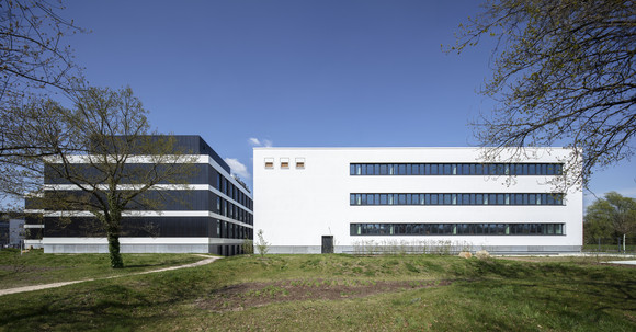 Hochbau Neues Büro- und Laborgebäude für die LUBW Neues Büro- und Laborgebäude der Landesanstalt für Umwelt Baden-Württemberg (LUBW) in Karlsruhe, Ansicht von außen mit moderner Fassadengestaltung und vorgelagerter Grünfläche.