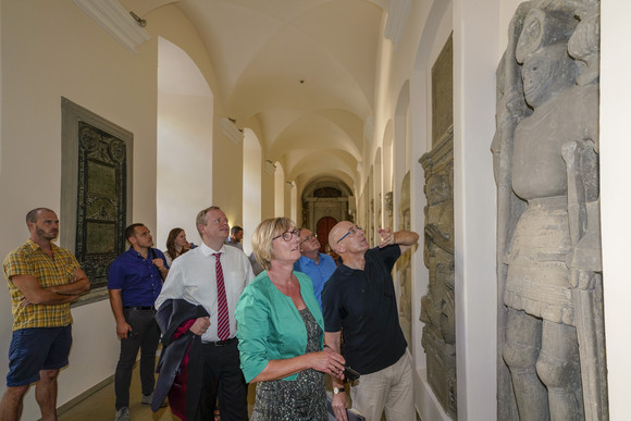 Schlösser und Gärten Besuch von Kloster Schöntal und Schloss Weikersheim Im Bild v.l.n.r.: Landrat Dr. Matthias Neth, Edith Sitzmann MdL (Finanzministerin), Bernhard Gieß (Ministerialrat) und Michael Hörrmann (Geschäftsführer SSG)-Kreuzgang
