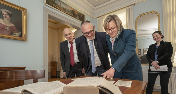 Im Bild v.l.n.r.: Michael Hörrmann (Geschäftsführer SSG), Günter Riemer (1.Bürgermeister Kirchheim unter Teck), Edith Sitzmann MdL (Finanzministerin) und Dr. Patricia Peschel (Konservatorin SSG).