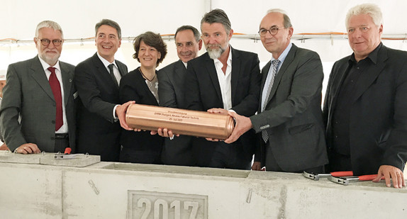 Finanzstaatssekretärin Gisela Splett (3.v.l.) und Rolf Sutter (2.v.r.), Leiter der Abteilung Vermögen und Hochbau, bei der Grundsteinlegung. Bildnachweis: Finanzministerium