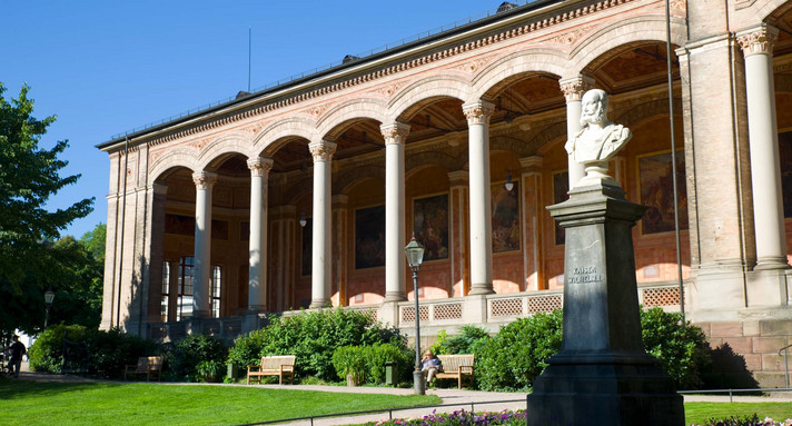 Säulengang der Trinkhalle in Baden-Baden mit historischer Architektur.