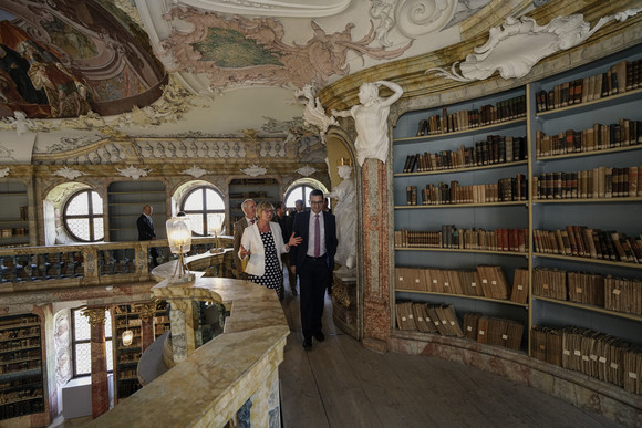 Schlösser und Gärten Sitzmann besucht Schloss Urach und Kloster Wiblingen Schlösserreise 2017 - Kloster Wiblingen, Rundgang in der Bibliothek
