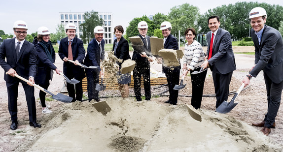 ESpatenstich für den Forschungsneubau des Regionalen Innovationszentrums für Energietechnik (RIZ Energie)