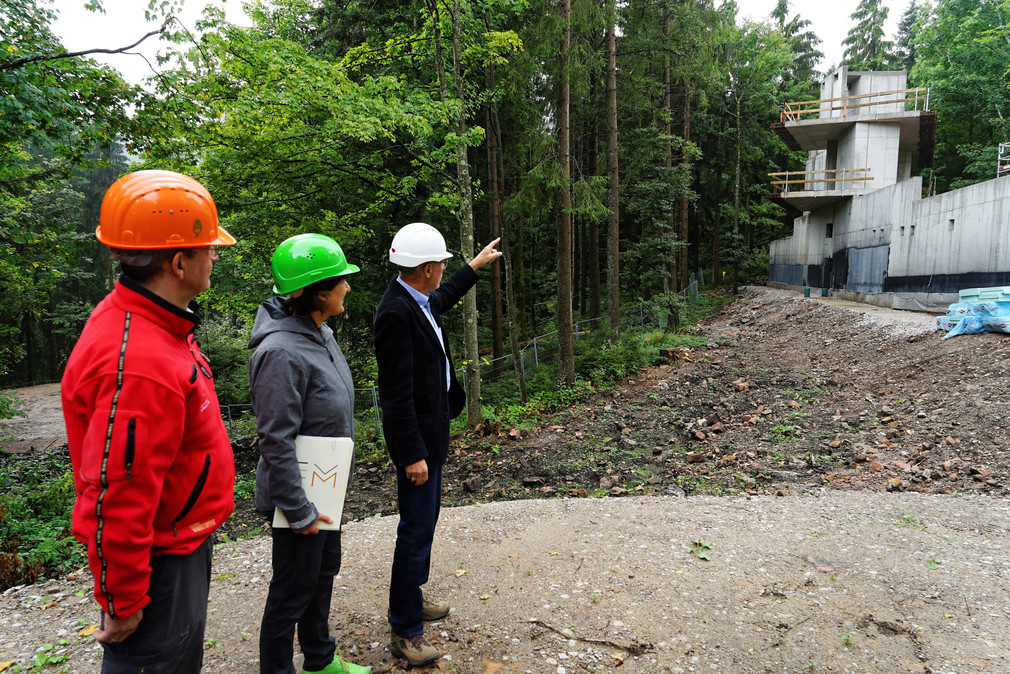 Staatssekretärin Gisela Splett lässt sich zusammen mit Nationalpark-Leiter Dr. Thomas Waldenspuhl die Baustelle zeigen.