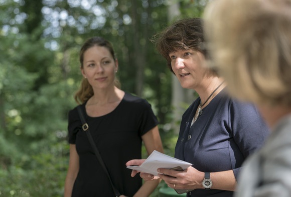 Schlössertour Splett besucht Domnick, Hohenneuffen und Kirchheim Schlösserreise 2017 mit der Staatssekretärin Gisela Splett - Festungsruine Hohenneuffen. Im Bild v.l.n.r.: Janna Almeida (Leiterin Schlossverwaltung Bebenhausen) und Gisela Splett (Staatssekretärin Ministerium für Finanzen BW)