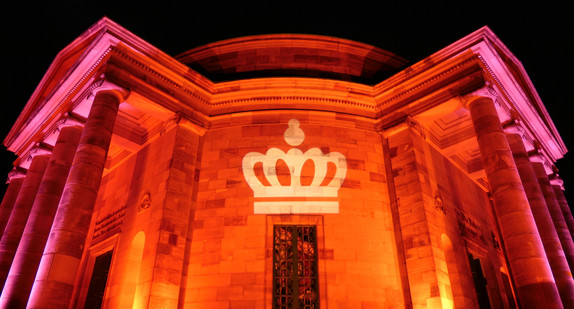 Die beleuchtete Grabkapelle auf dem Württemberg