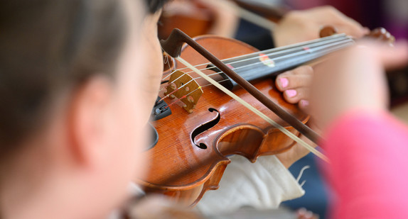 Eine Schülerin spielt Geige im Musikunterricht