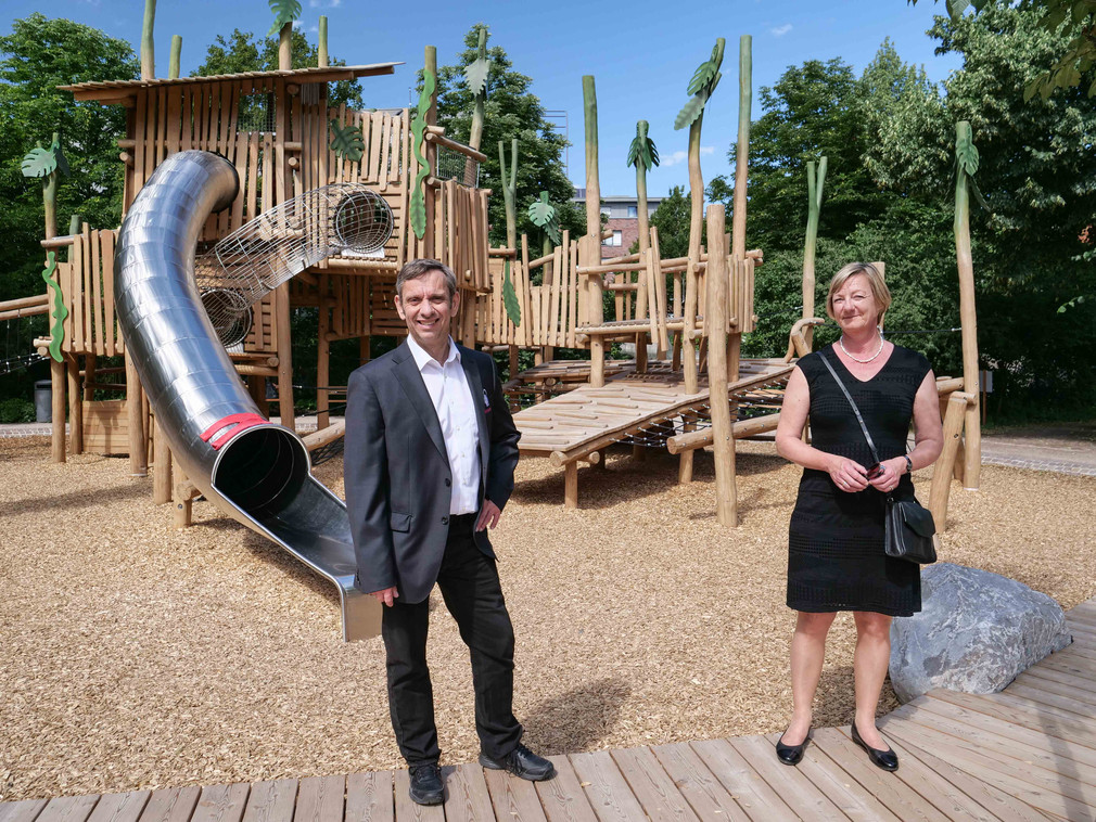 Wilhelma-Direktor Dr. Thomas Kölpin und Finanzministerin Edith Sitzmann am umgestalteten Spielplatz am Amazonienhaus in der Wilhelma.