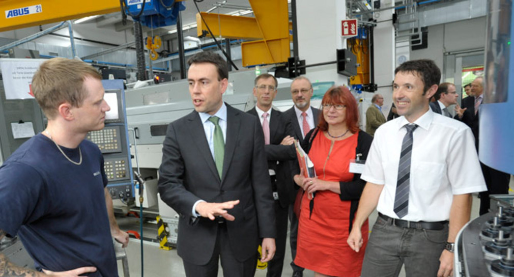 Online-Befragung Ministerium für Finanzen und Wirtschaft startet Onlinebefragung zur Industrie in Baden-Württemberg Minister Schmid auf Firmenbesuch (Quelle: IMS Gear)