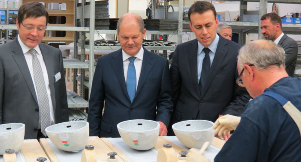 Hamburgs Erster Bürgermeister Olaf Scholz und Wirtschaftsminister Nils Schmid haben am 16. November 2015 gemeinsam die Firma Schüschke in Kirchentellinsfurt besucht. (Foto: Schüschke GmbH & Co. KG)