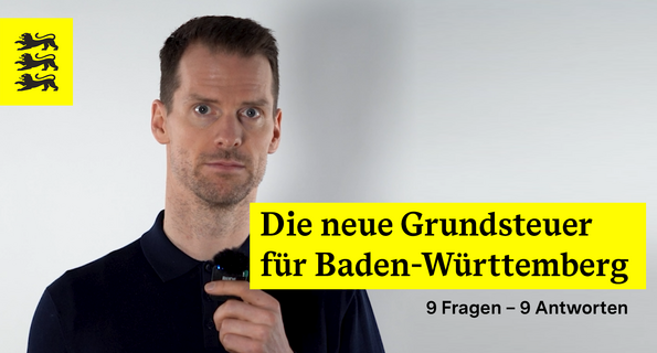 Das Bild zeigt den aktuellen Pressesprecher vom Finanzministerium vor einem neutralen Hintergrund. Er hält ein Mikrofon in der Hand und blickt direkt in die Kamera. Links oben im Bild befindet sich das Wappen von Baden-Württemberg mit den drei schwarzen Löwen auf gelbem Hintergrund. Rechts im Bild steht in großer, gelber Schrift „Die neue Grundsteuer für Baden-Württemberg“ und darunter in kleinerer Schrift „9 Fragen – 9 Antworten“.