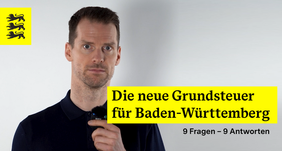 Das Bild zeigt den aktuellen Pressesprecher vom Finanzministerium vor einem neutralen Hintergrund. Er hält ein Mikrofon in der Hand und blickt direkt in die Kamera. Links oben im Bild befindet sich das Wappen von Baden-Württemberg mit den drei schwarzen Löwen auf gelbem Hintergrund. Rechts im Bild steht in großer, gelber Schrift „Die neue Grundsteuer für Baden-Württemberg“ und darunter in kleinerer Schrift „9 Fragen – 9 Antworten“.