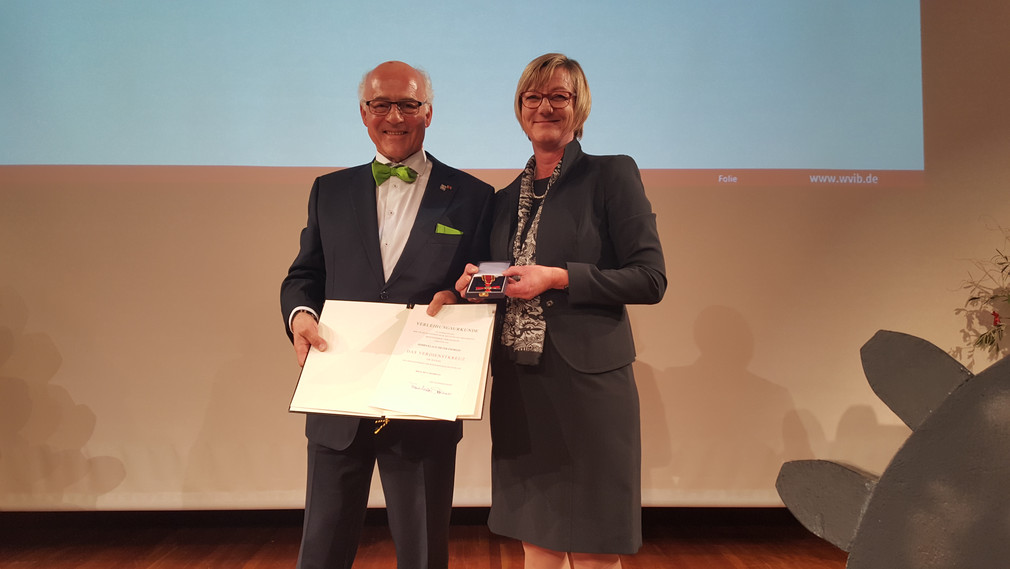 Finanzministerin Edith Sitzmann (r.) ehrt Klaus-Dieter Endress mit dem Bundesverdienstkreuz am Bande