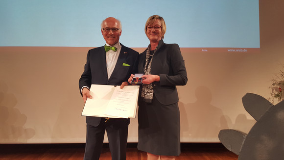 Finanzministerin Edith Sitzmann (r.) ehrt Klaus-Dieter Endress mit dem Bundesverdienstkreuz am Bande