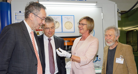 Finanzministerin Edith Sitzmann hält die erste 100-Euro-Goldmünze „UNESCO Welterbe – Altstadt Regensburg mit Stadtamhof“ in der Hand. Mit dabei sind (von links) Regensburgs Kulturreferent Klemens Unger, Dr. Peter Huber, der Leiter des Landesbetriebs Staatliche Münzen Baden-Württemberg, und der Künstler Friedrich Brenner aus Diedorf bei Augsburg.