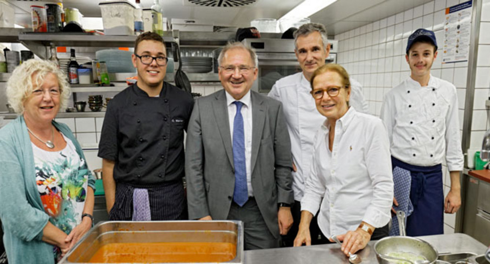 Reise Staatssekretär Peter Hofelich unternimmt Ausbildungs- und Mittelstandsreise durchs Land Staatsekretär Peter Hofelich besuchte im Rahmen der Ausbildungs- und Mittelstandsreise vom 3. bis 6. August 2015 verschiedene Handwerksbetriebe in Baden-Württemberg