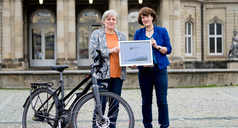 Gudrun Zühlke, Landesvorsitzende des ADFC Baden-Württemberg, überreicht Staatssekretärin Gisela Splett die Urkunde „Fahrradfreundlicher Arbeitgeber“