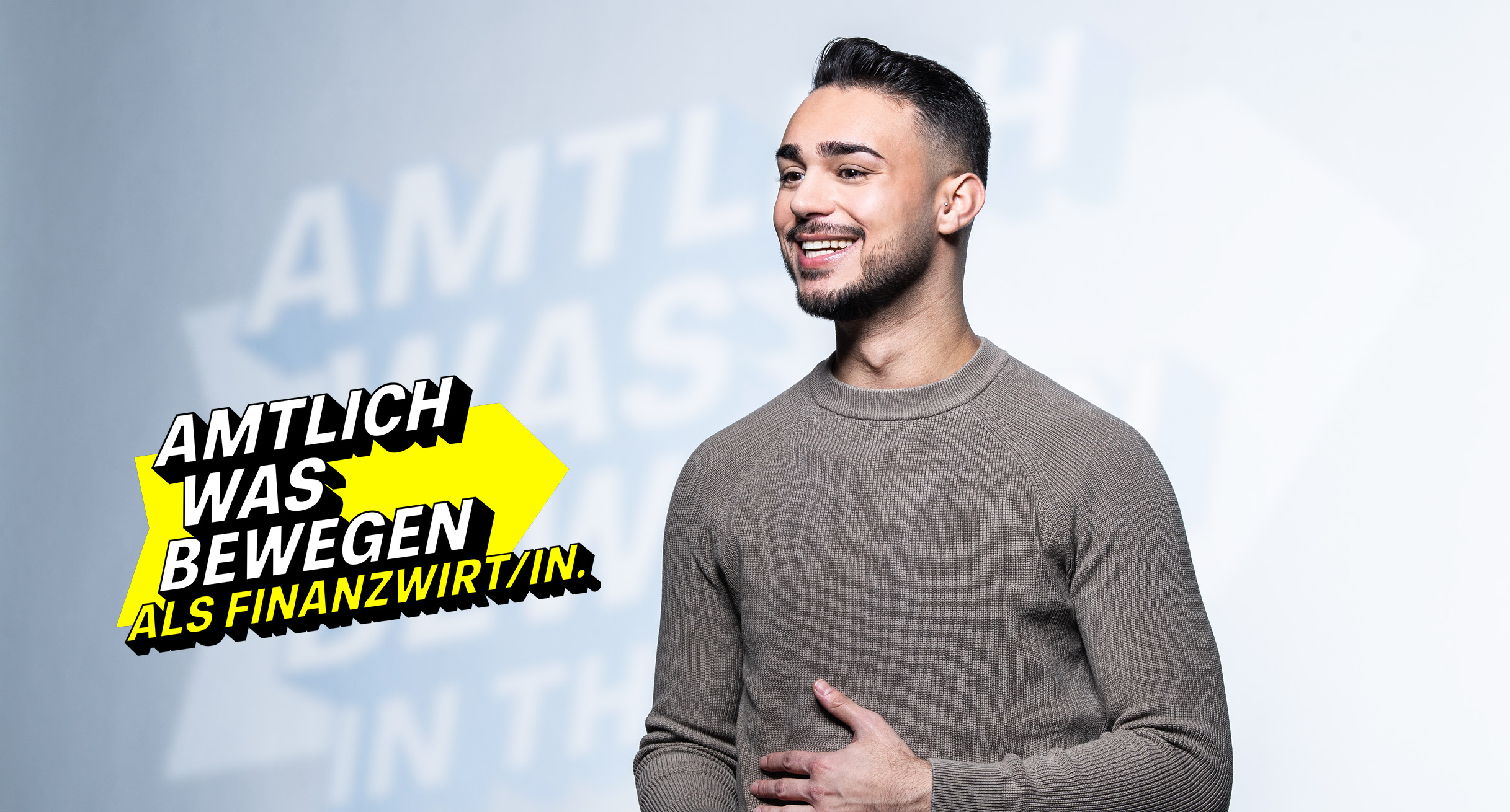 Junger Mann im beigen Pullover, vertritt die Finanzwirte im öffentlichen Dienst.