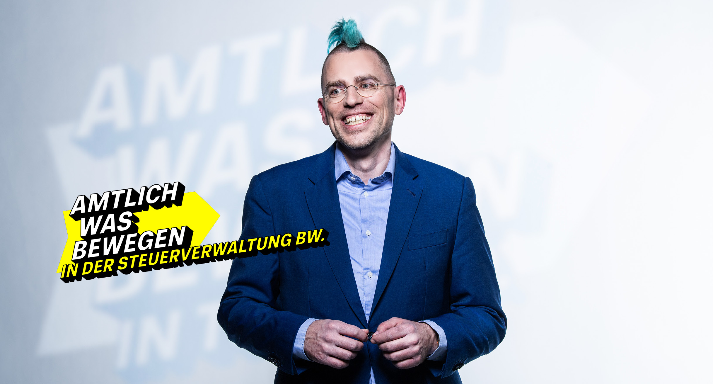 Mann mit blauem Haar repräsentiert Vielfalt in der Steuerverwaltung BW.